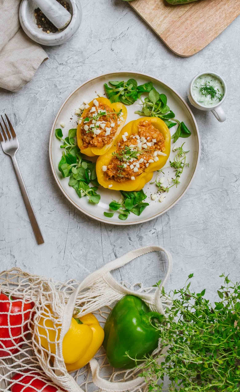 Papryki faszerowane mięsem mielonym, kaszą bulgur i tymiankiem, sos tzatziki
