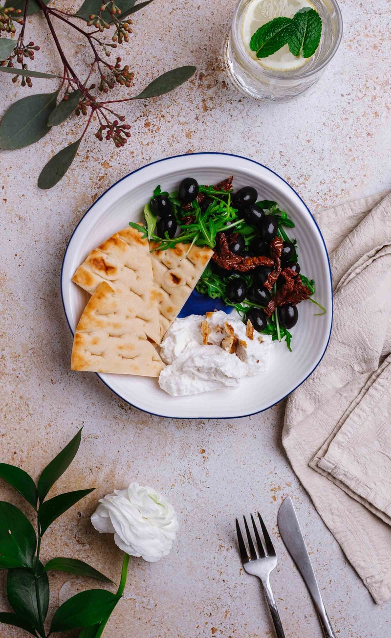 Ubita roślinna feta, grecka pita, suszone pomidory i oliwki