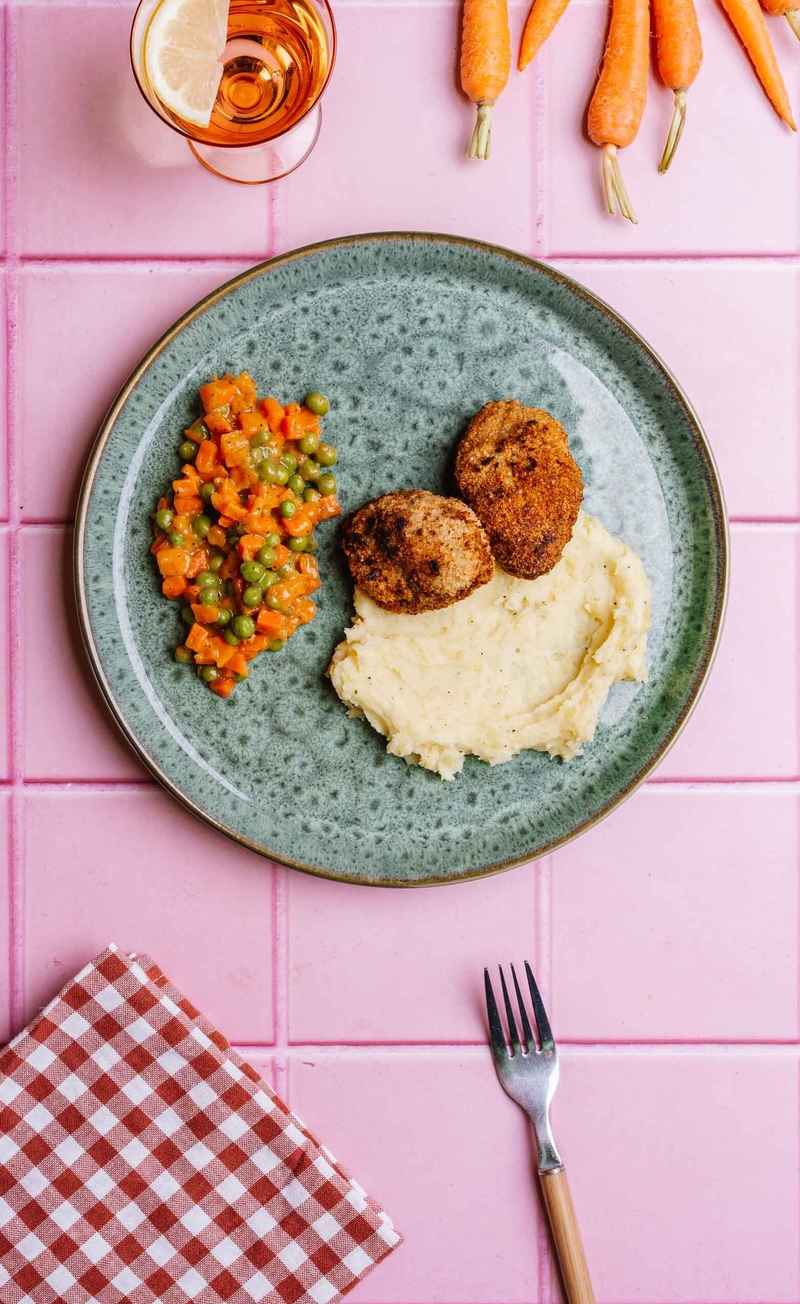 Kotlet mielony, puree ziemniaczane z masełkiem i śmietaną, marchewka z groszkiem