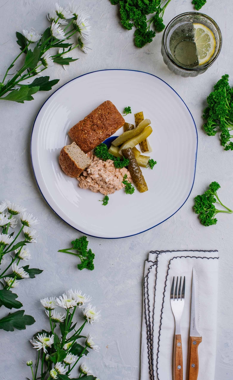 Keto pasta Reuben z wołowiną i serem, chleb wysokotłuszczowy, ogórki kiszone