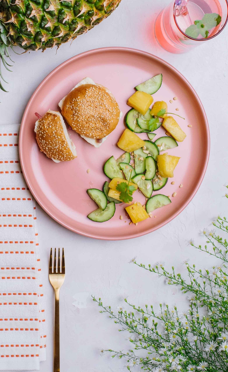 Burgery z halloumi w maślanej bułce z marynowaną cebulą, rukolą i sosem czosnkowym, sałatka z pieczonym ananasem teriyaki
