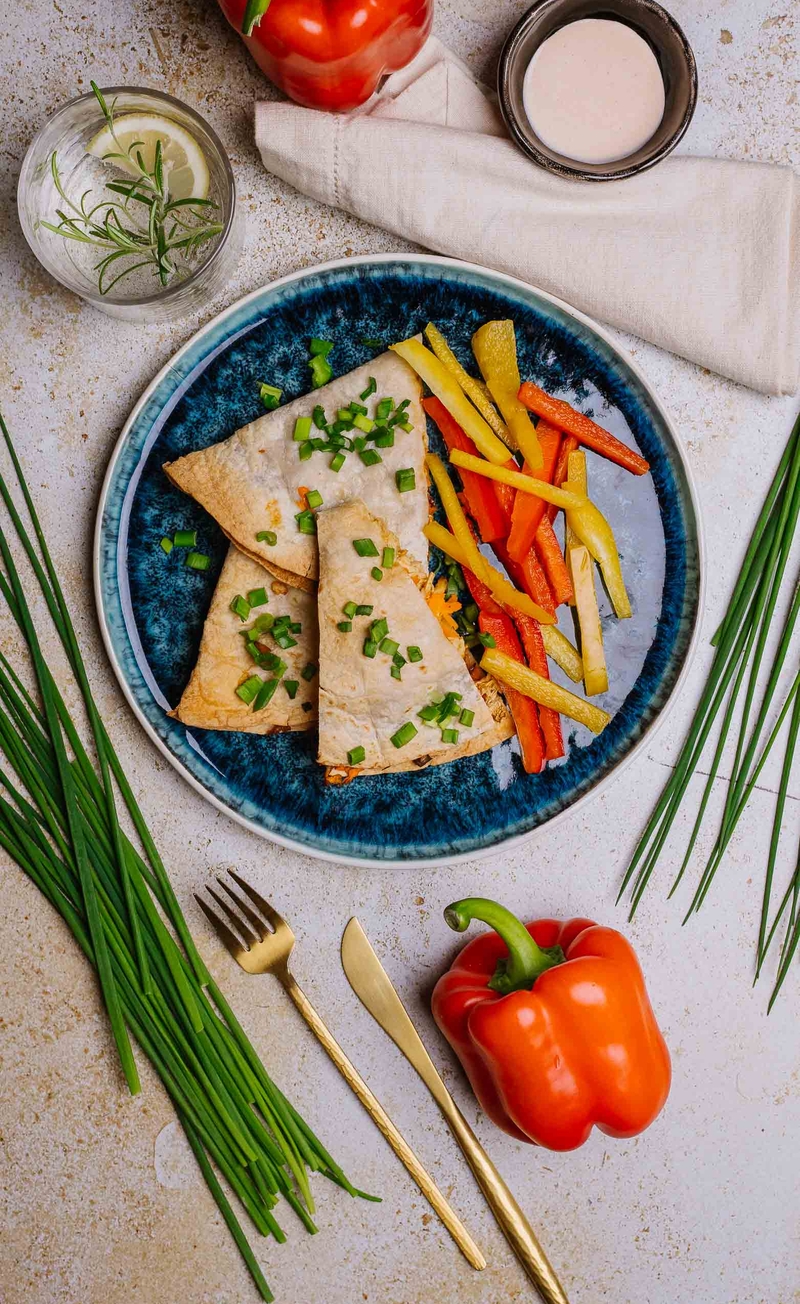 Quesadilla z szarpanym tofu hoisin-BBQ, kapustą pekińską i marchewką, pikantny majonez, warzywa