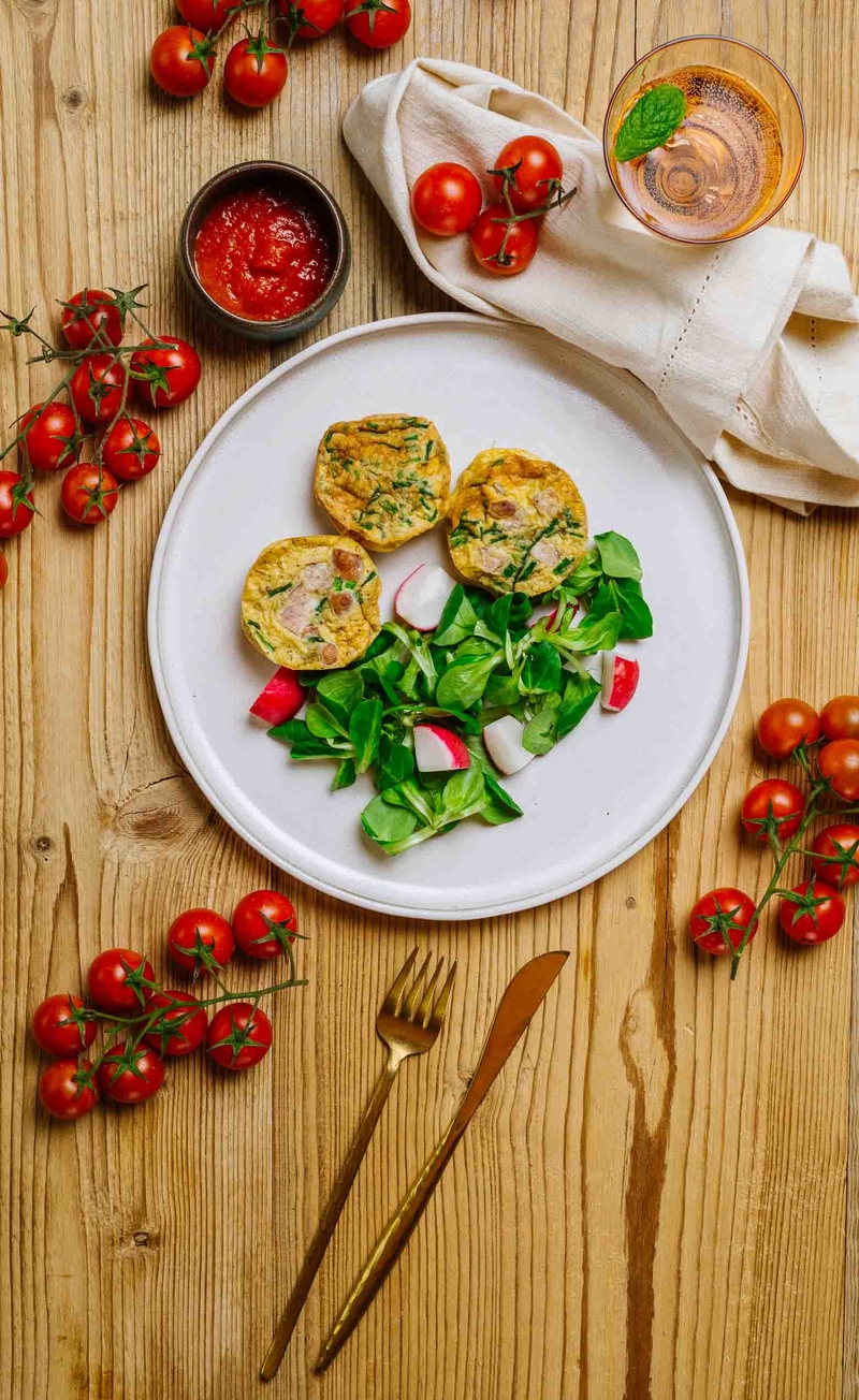 Keto muffinki jajeczne z kiełbasą i szczypiorkiem, domowy keczup, świeże warzywa
