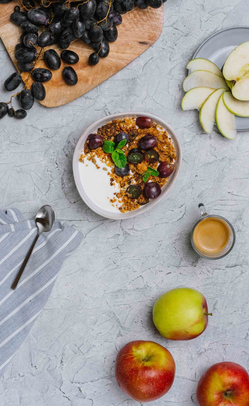 Granola jabłkowa z jogurtem naturalnym i ciemnymi winogronami