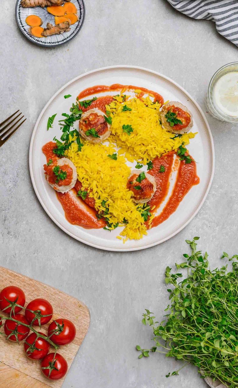 Tymiankowe pulpety z kurczaka w sosie pomidorowym, ryż basmati z kurkumą