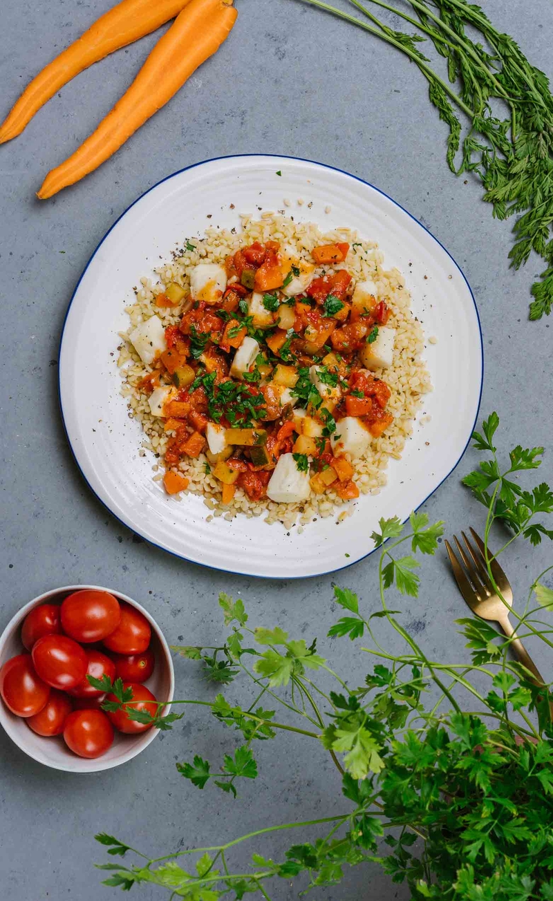 Wegetariański gulasz z serem halloumi, kasza bulgur