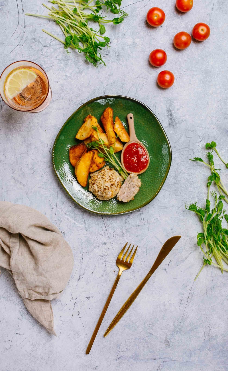 Burger drobiowy z serem, opiekane łódeczki ziemniaczane, domowy ketchup