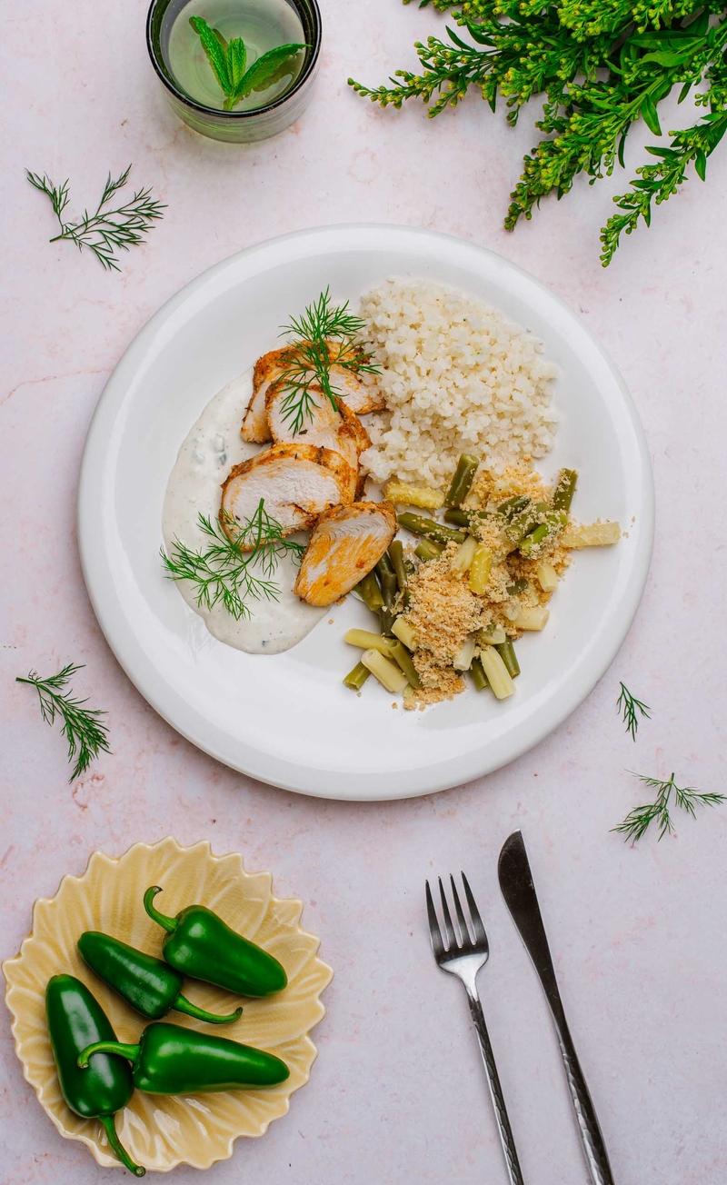 Kurczak w serowym sosie z cheddarem i jalapeno, keto ryż