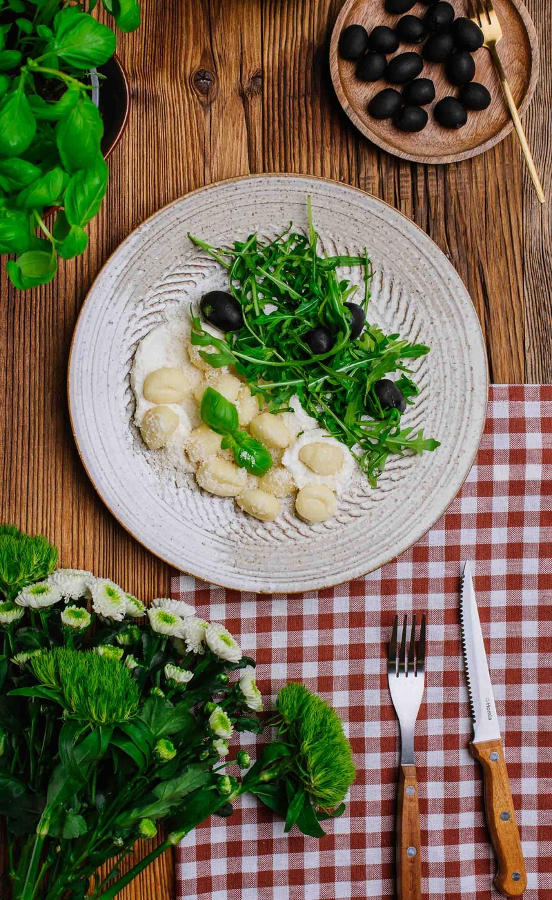 Gnocchi alla Romana z bazylią i parmezanem, rukola z oliwkami