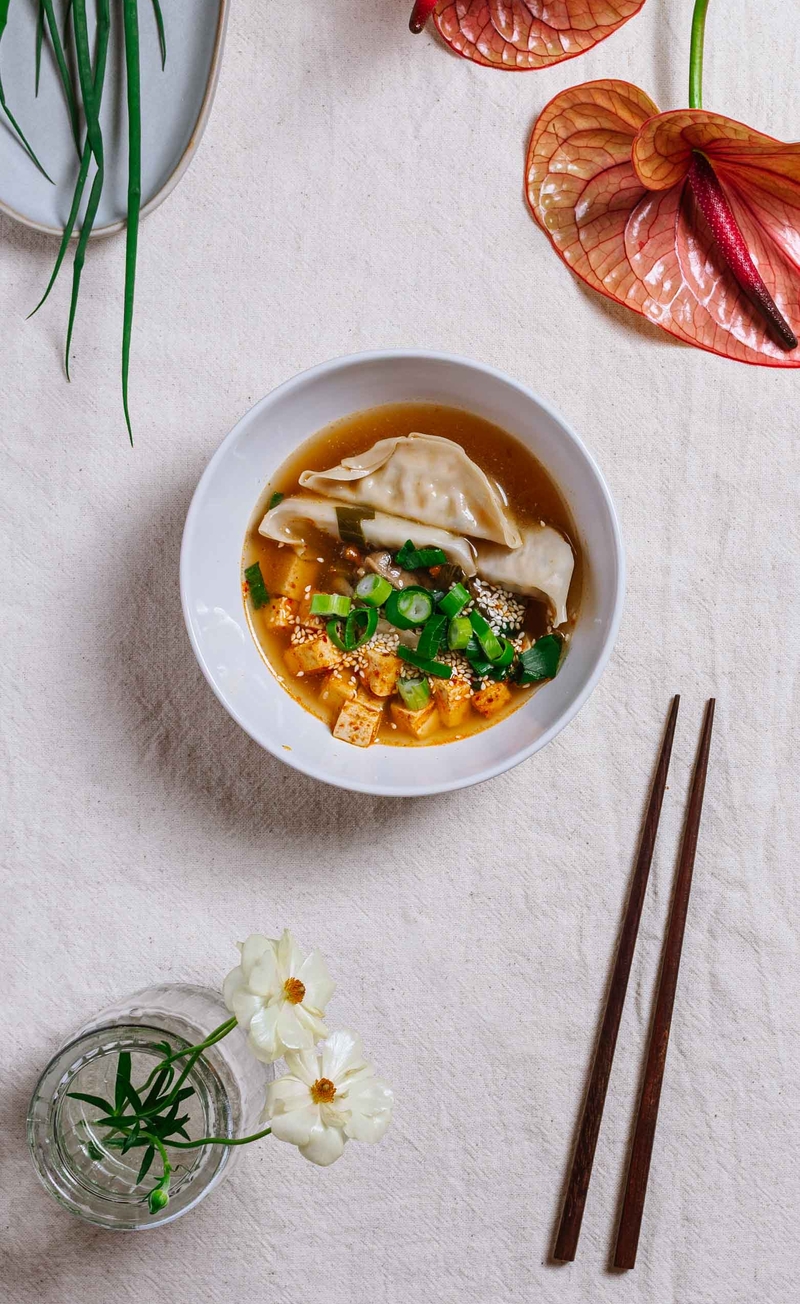 Azjatycki bulion z warzywnymi pierożkami gyoza
