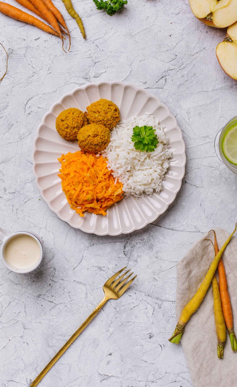 Klopsiki z marchewki i ciecierzycy w sosie orientalnym, ryż basmati, surówka z marchewki