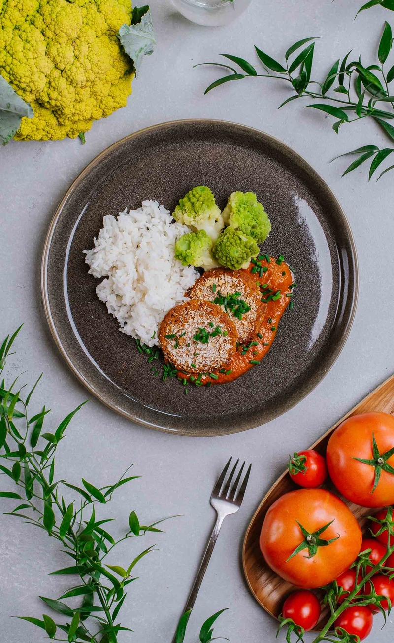 Pomidorowe burgery z cieciorką i panko, sos teriyaki-bbq, kalafior romanesco, ryż jaśminowy