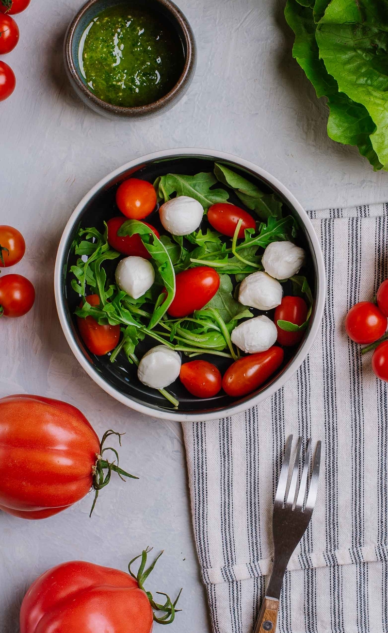 Keto sałatka caprese, pesto bazyliowe