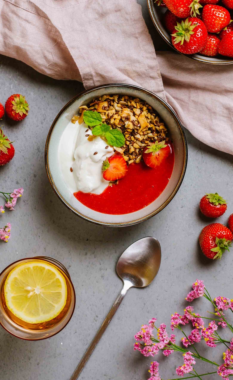 Keto granola, jogurt grecki, sos truskawkowy