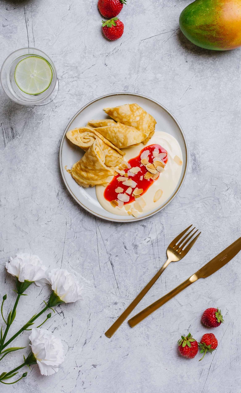 Omlet z twarożkiem mango i musem truskawkowym