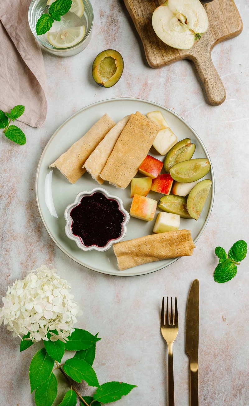 Orkiszowe naleśniki z twarożkiem, chutney jagodowy bez cukru, jabłko, śliwka