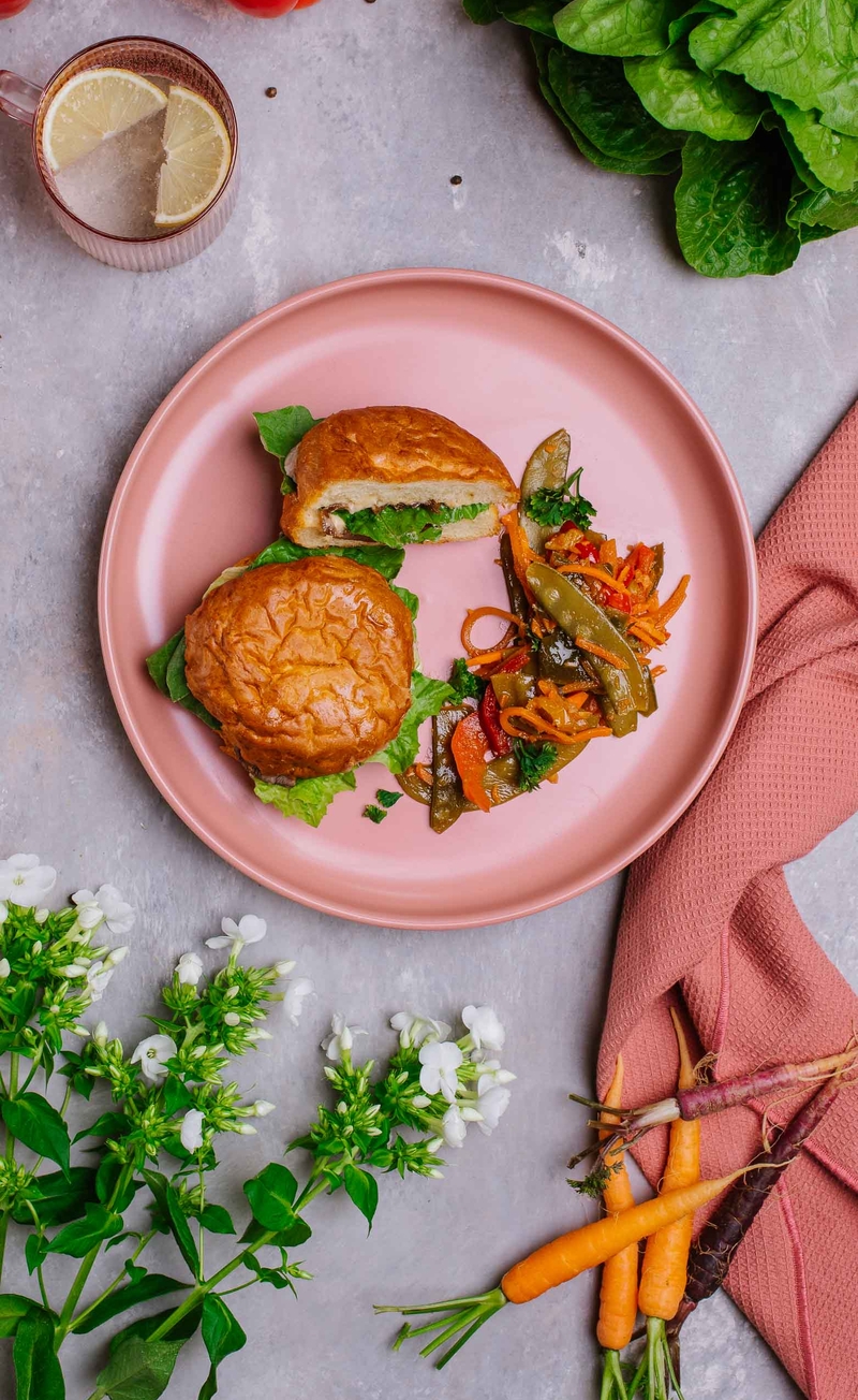 Burger w brioszce z plastrami marynowanej kaczki, piklowaną cebulką i sałatą rzymską, miso mayo, warzywa stir fry