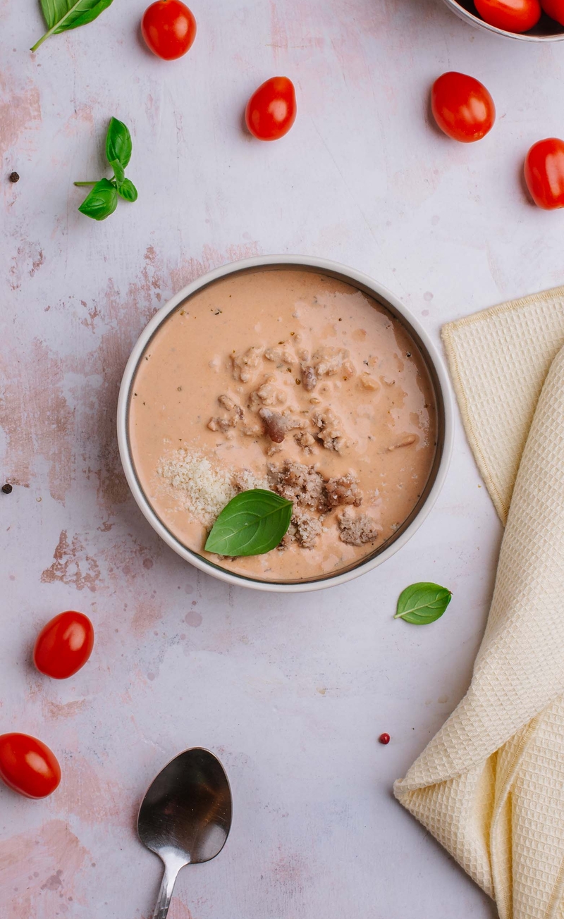 Keto włoska zupa z mięsem mielonym i parmezanem