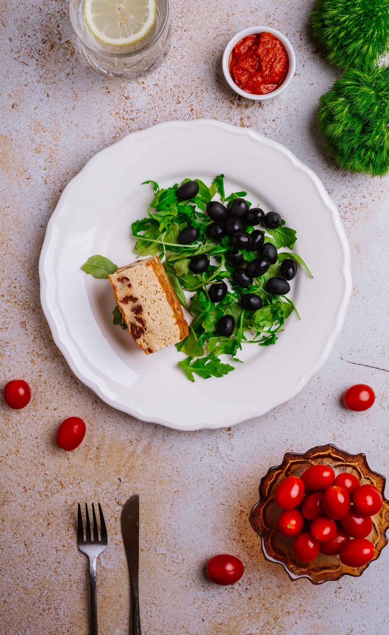 Frittata z suszonymi pomidorami i mozzarellą, sos marinara, świeże warzywa