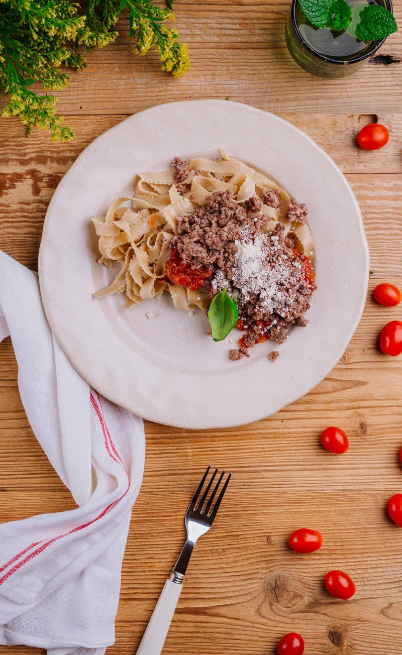 Ragu wołowe z pełnoziarnistym tagliatelle i parmezanem