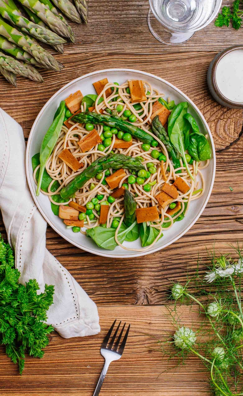 Wegańska carbonara ze szparagami, zielonym groszkiem i nie-boczkiem
