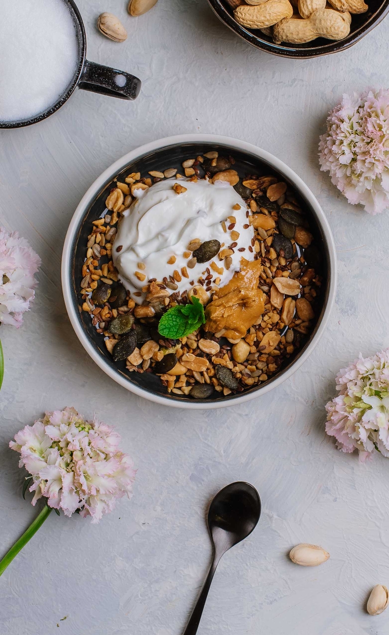 Keto granola snickers, jogurt grecki, masło orzechowe