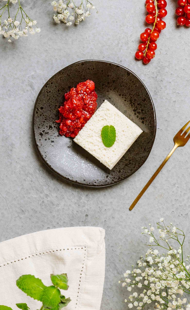 Wysokobiałkowa panna cotta waniliowa, konfitura z czerwonej porzeczki z chia