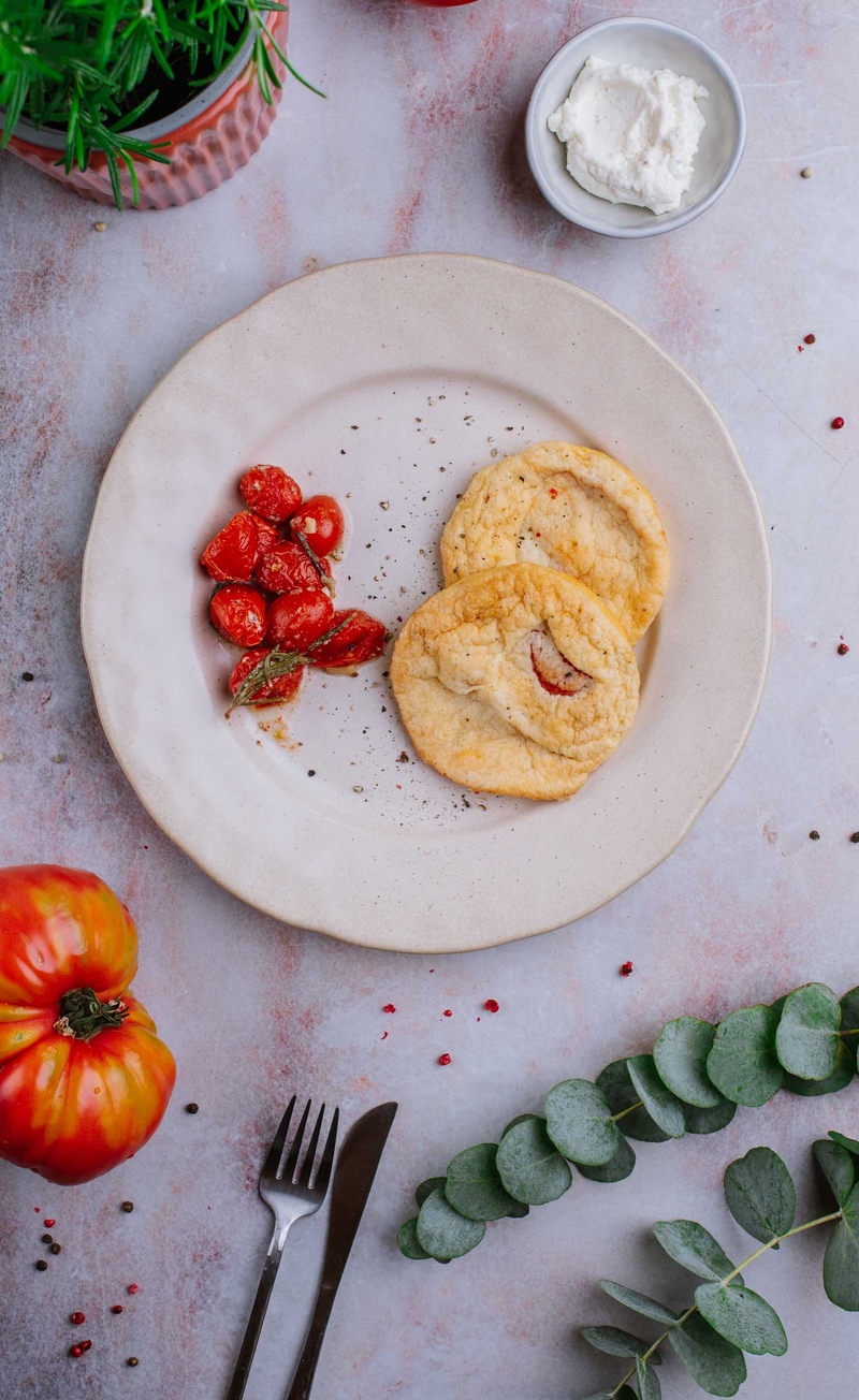 Mini omlet z parmezanem, krem z ubitej ricotty z kolorowym pieprzem, pieczone pomidorki z masłem czosnkowym i rozmarynem