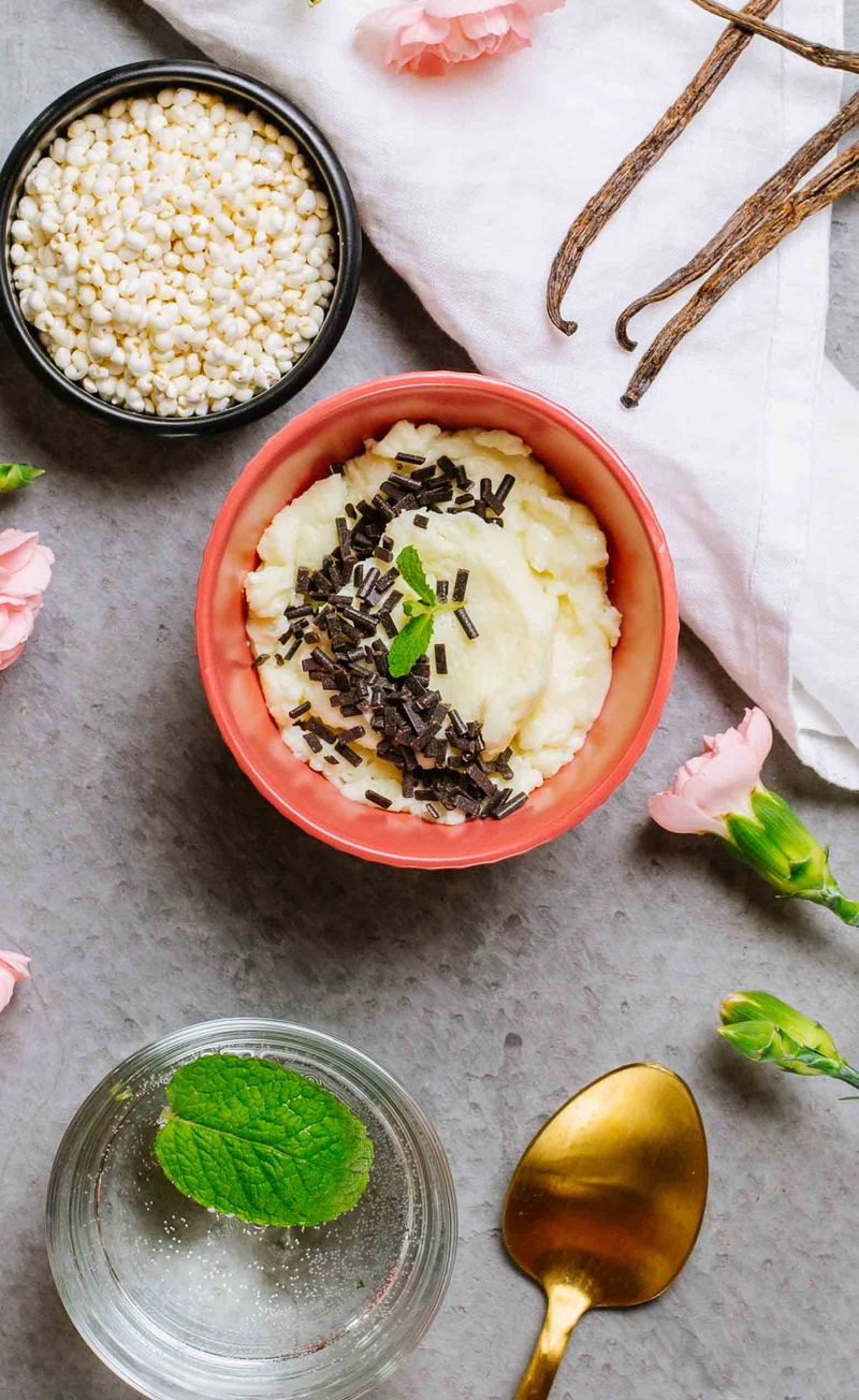 Proteinowy pudding karmelowy, ekspandowane ziarna z czekoladą