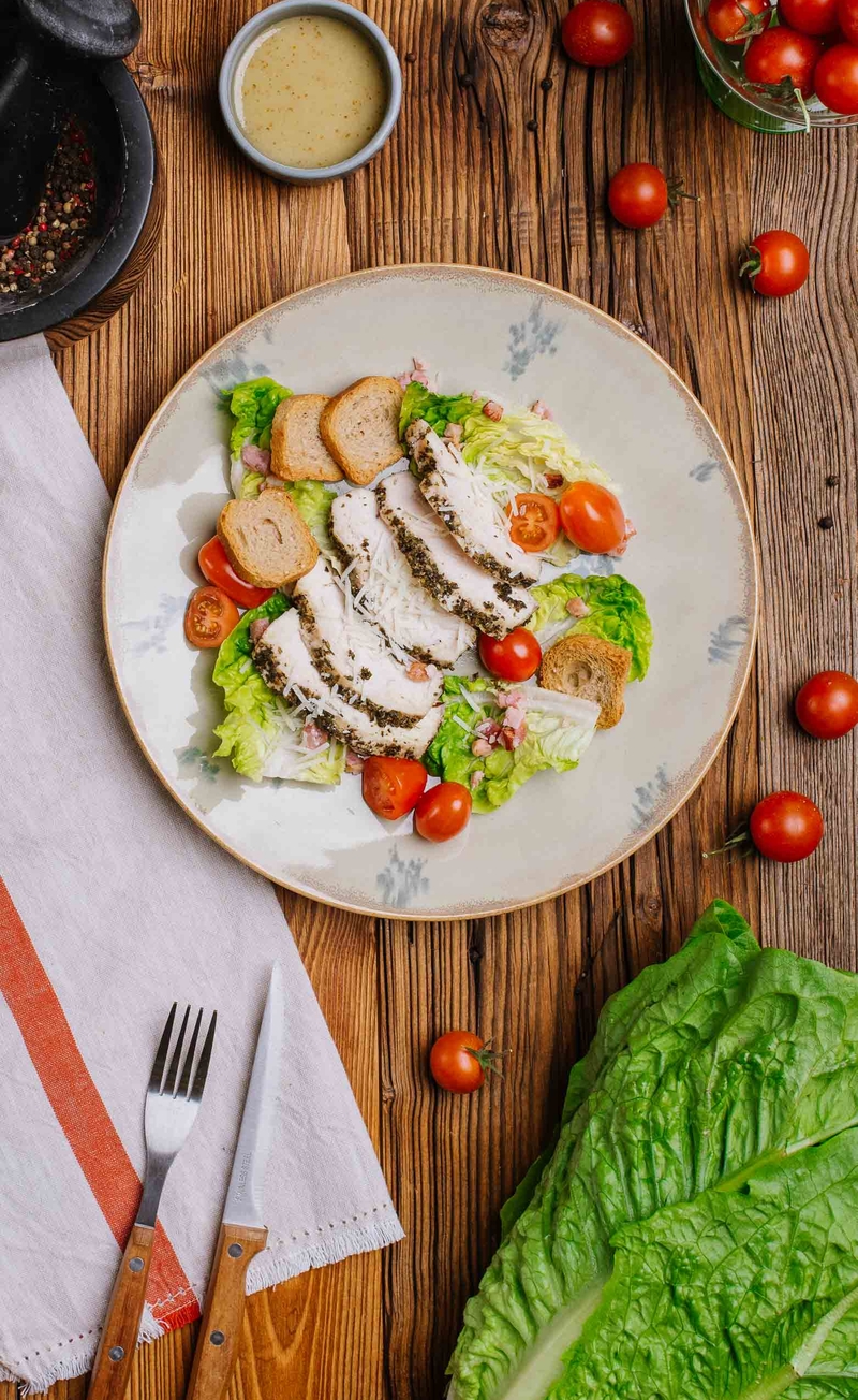 Insalata di pollo - rzymska sałata z piersią kurczaka, pancettą i serem Pecorino Romano, grzanki pełnoziarniste, sos winegret