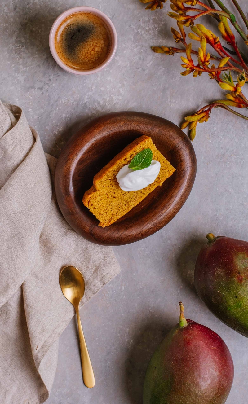 Wegańskie ciasto mango z roślinnym jogurtem