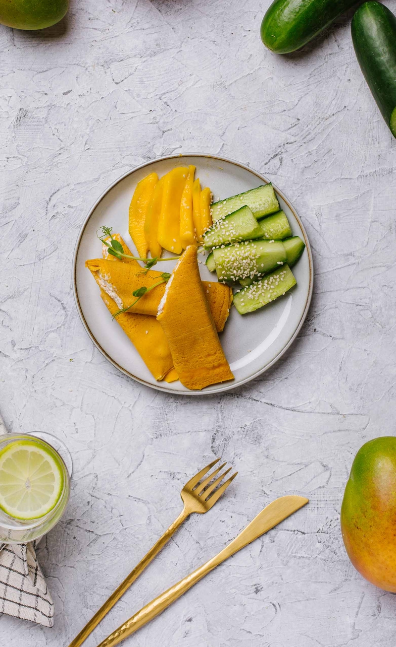 Naleśniki marchewkowe z wasabi, kiełkami fasoli mung i kolendrą, mango, ogórek