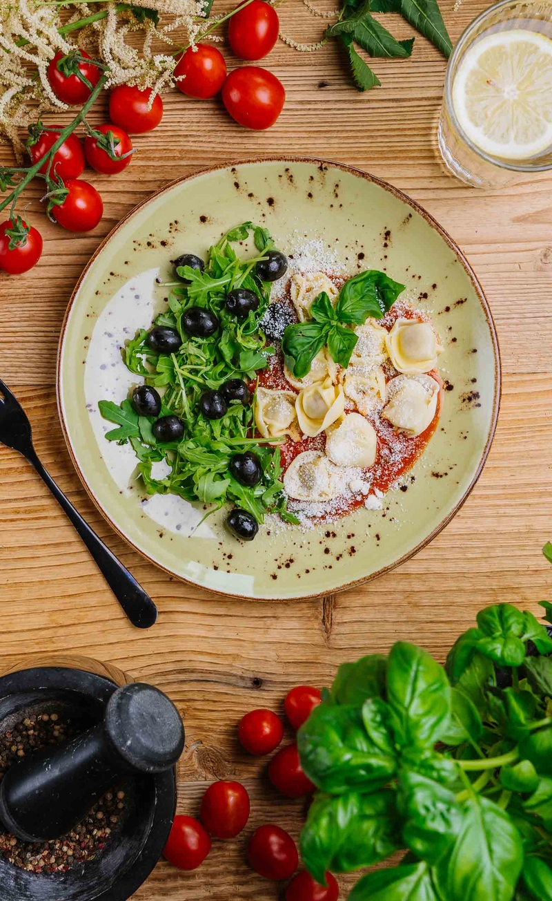 Tortellini alla bolognese w sosie pomidorowym z bazylią i parmezanem, rukola z oliwkami