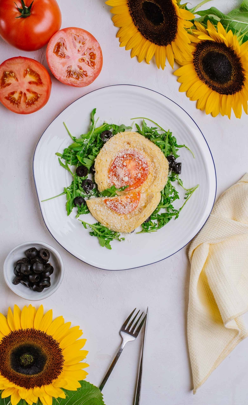 Puszysty maślany omlet z parmezanem i pomidorem, rukola z oliwkami