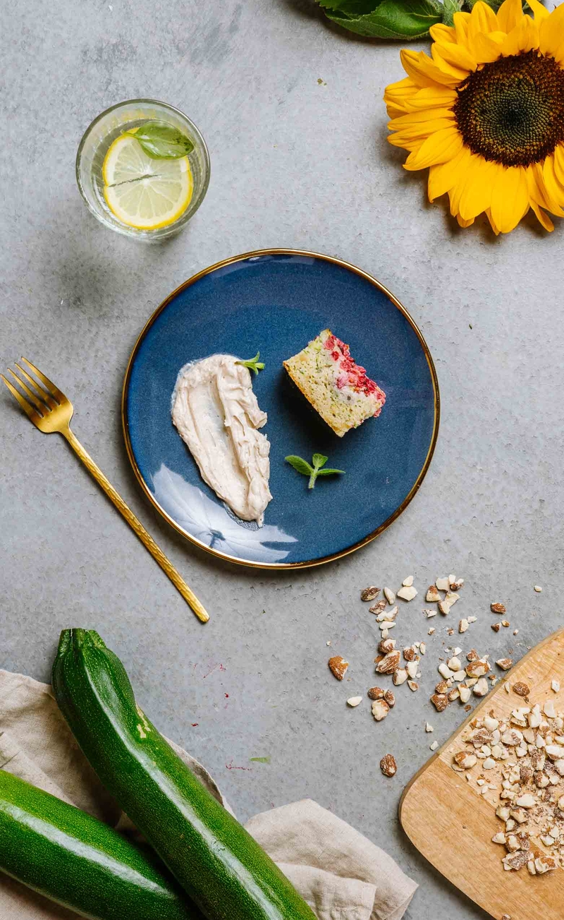 Keto chlebek cukiniowy z czerwoną porzeczką, orzechowe mascarpone