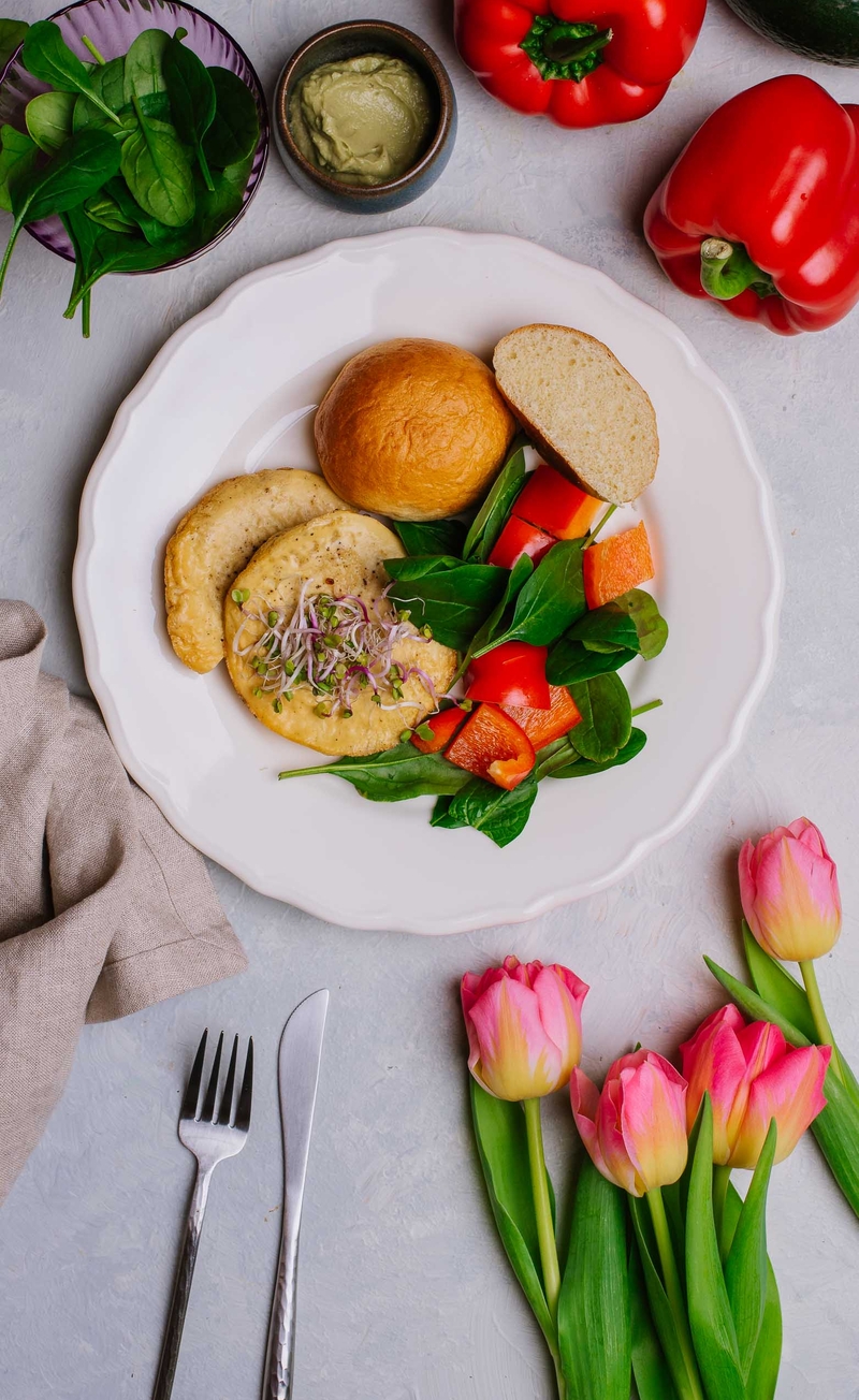 Brioche z omletem jajecznym ze świeżym szpinakiem, papryka, guacamole