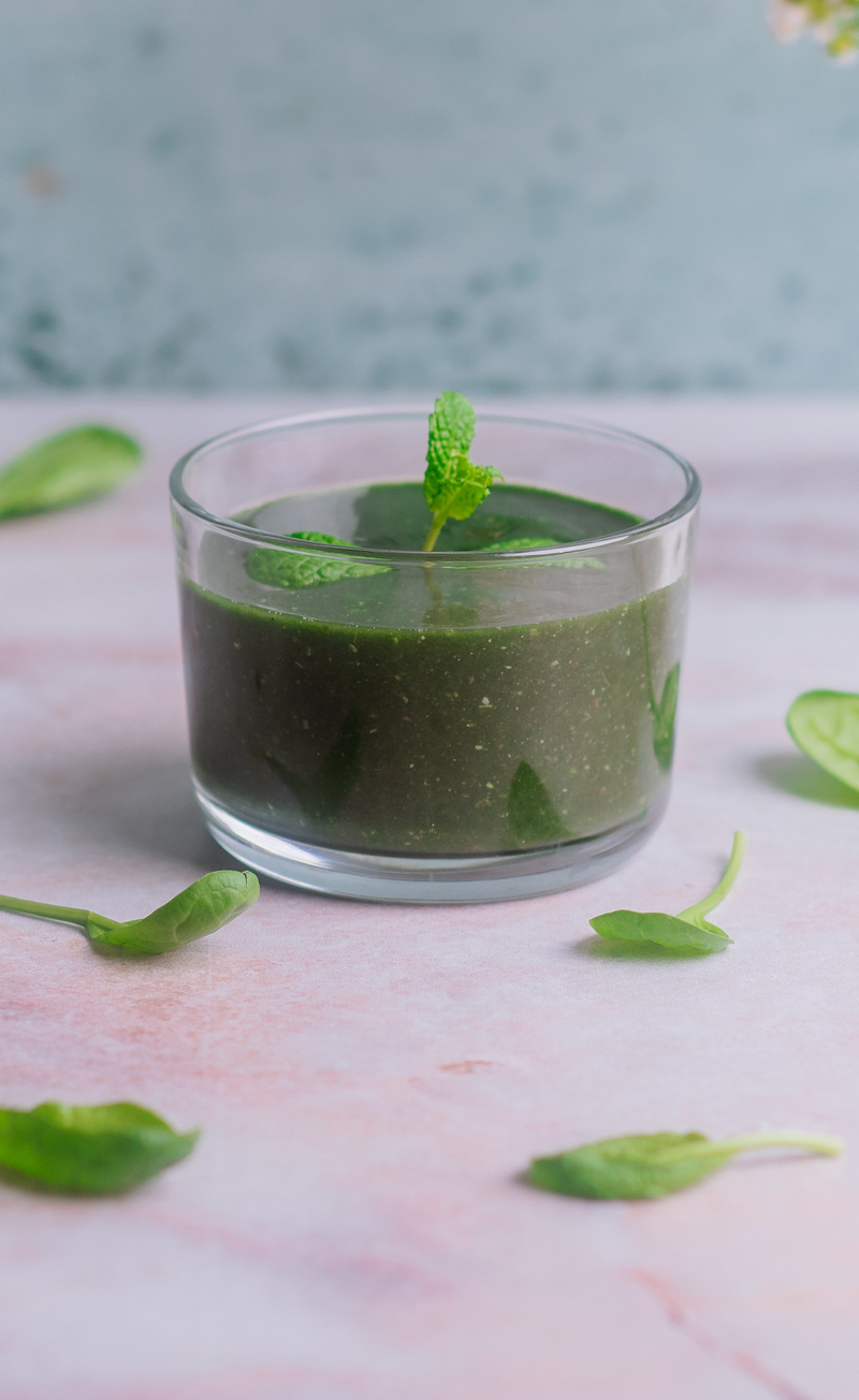 Green smoothie ze spiruliną, szpinakiem, pomarańczą, bananem i siemieniem lnianym