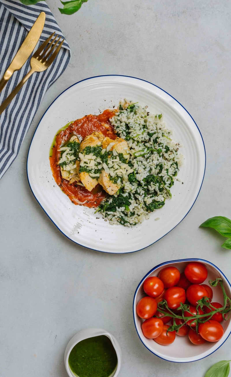 Plastry kurczaka z pomidorami, bazyliowym pesto i mozzarellą, ryż ze szpinakiem