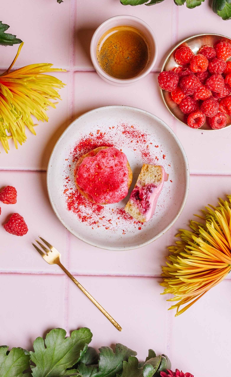 Muffinki z malinami i różową polewą