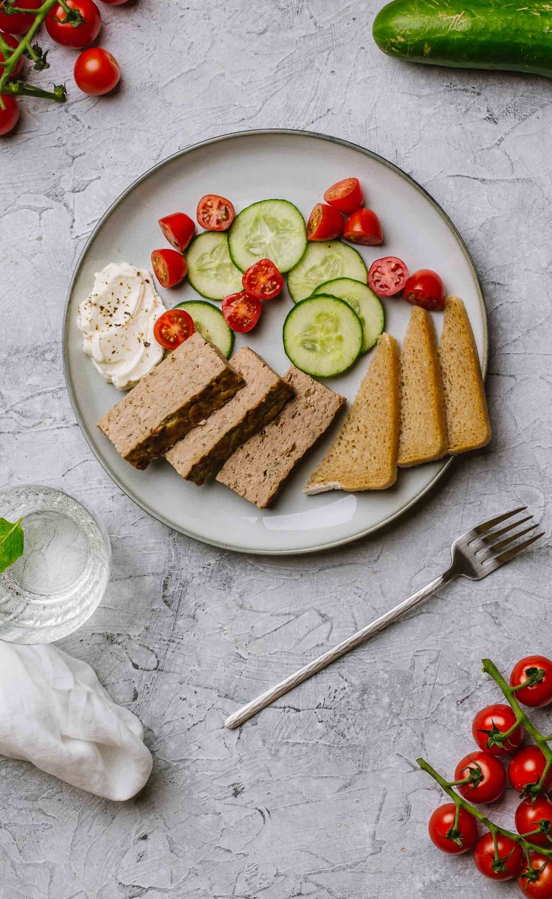 Pasztet z chrzanem, chleb żytni, świeże warzywa