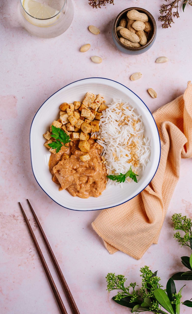 Tofu w sosie z masłem orzechowym, kimchi i pastą gochujang, ryż z orzeszkami ziemnymi