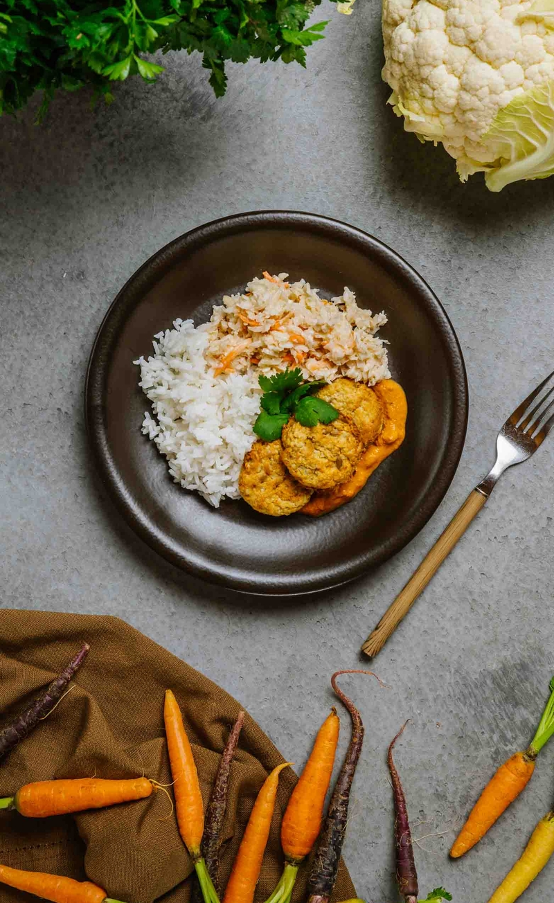 Kalafiorowe mielone po indyjsku z sosem curry, ryż jaśminowy, surówka coleslaw
