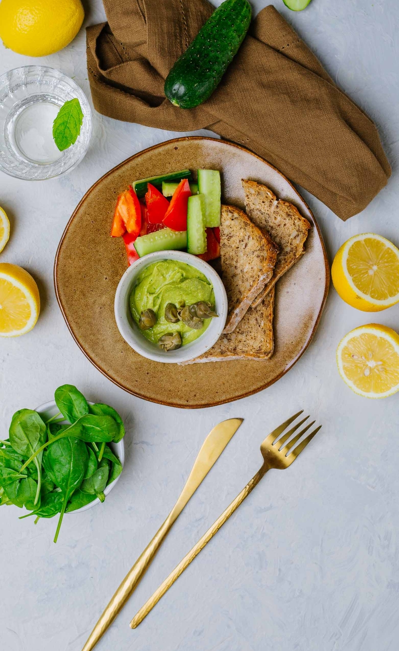 Hummus ze szpinakiem, cytryną i kaparami, pieczywo bezglutenowe, świeże warzywa