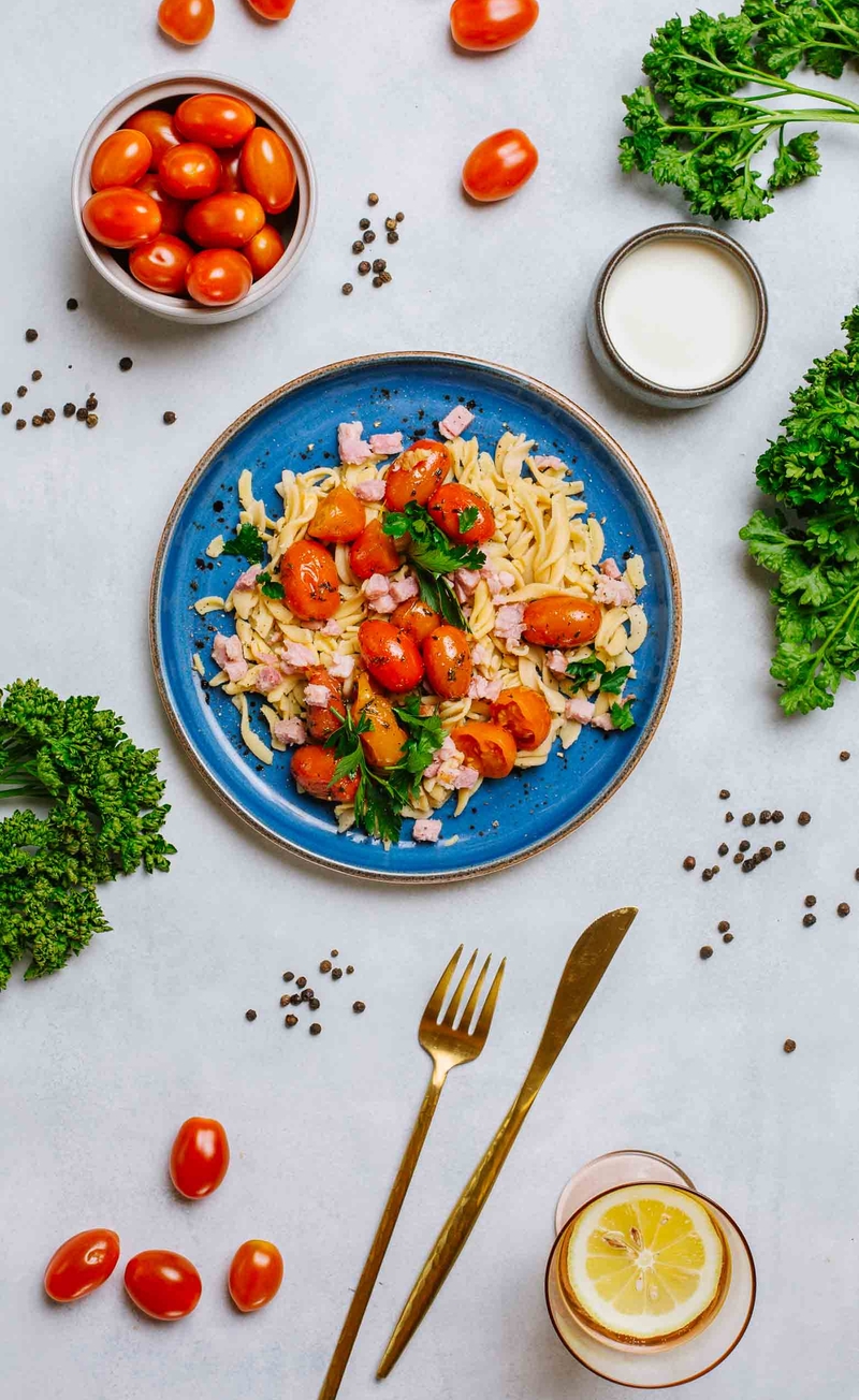 Makaron z ciecierzycy w sosie śmietankowym z groszkiem, Pecorino i boczkiem, pomidorki pieczone z tymiankiem