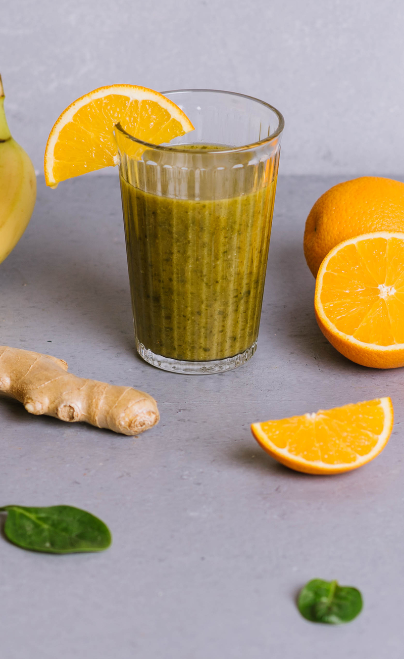 Smoothie: banan, pomarańcza, szpinak, imbir