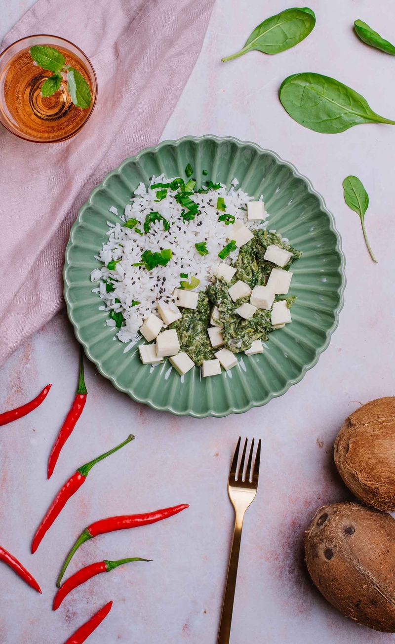 Palak paneer ze szpinakiem, mlekiem kokosowym, kozieradką i papryczką chilli, ryż basmati szczypiorem i czarnym sezamem