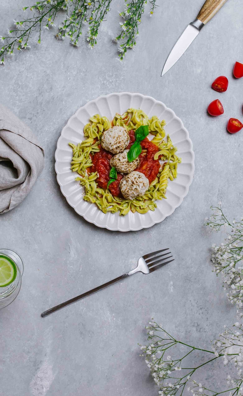 Klopsiki drobiowe w sosie pomidorowym, makaron bezglutenowy z pesto bazyliowym