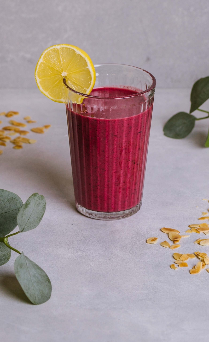 Koktajl: jagoda, mango, banan, jogurt naturalny