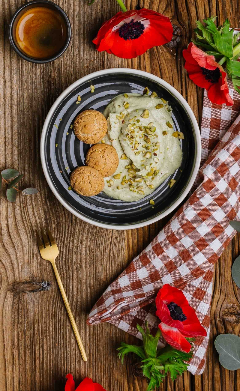 Krem pistacjowy z białą czekoladą, ciasteczka amaretti