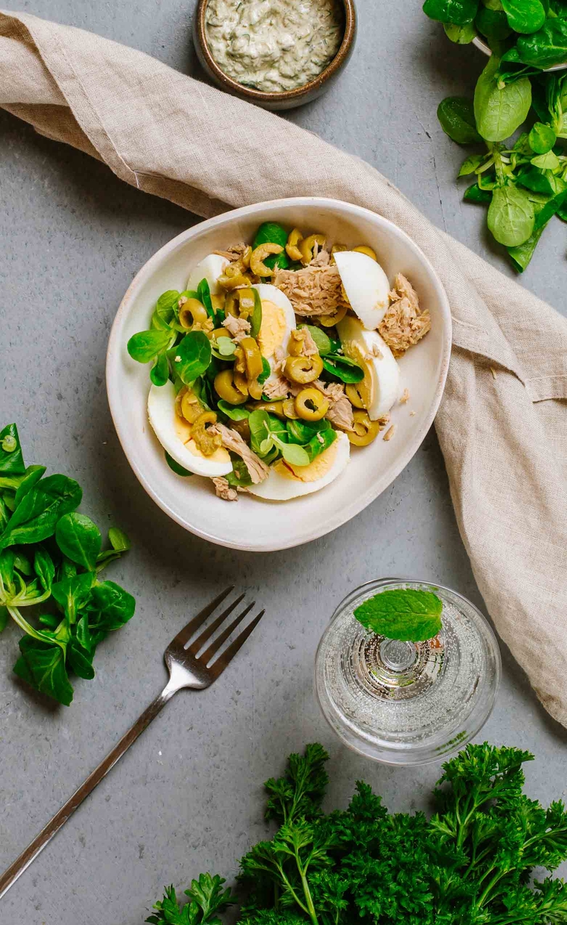 Keto sałatka z tuńczykiem, jajkiem i zielonymi oliwkami, kaparowy dressing